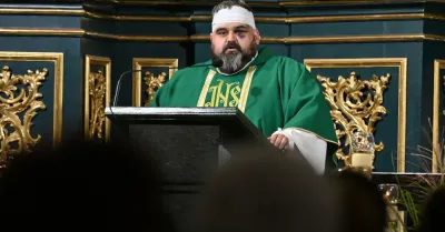 Medal Misji Jana Karskiego dla księży z opactwa sióstr Benedyktynek w Jarosławiu